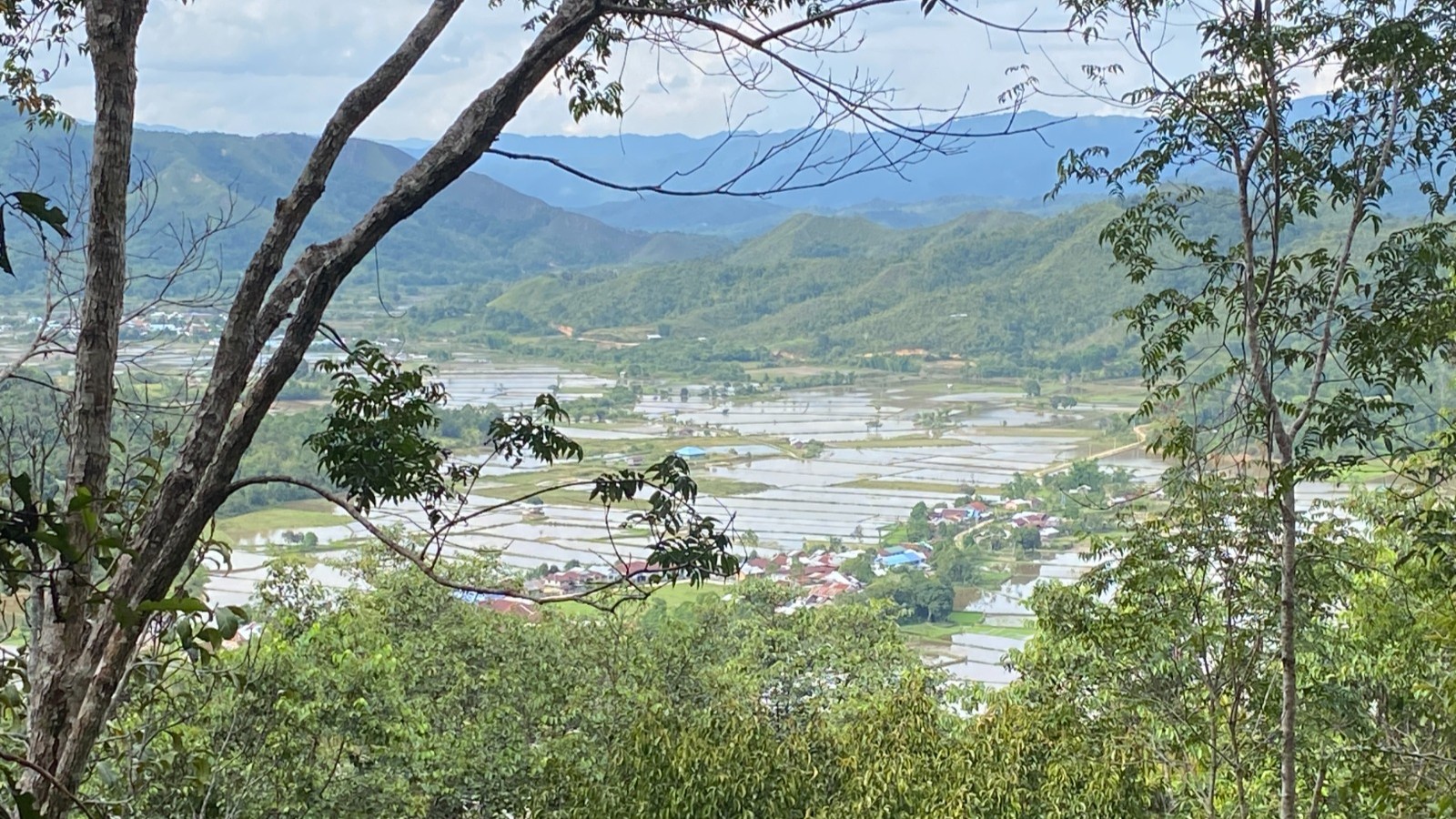 Lanskap memukau pemukiman warga Krayan yang anggun diapit oleh dua dinding bukit terjal. Aliran siklus hidrologi alami dari sabuk hijau Taman Nasional Kayan Mentarang di area hulu menjadi urat nadi utama yang mengairi persawahan padi adan organik di bagian lembah.